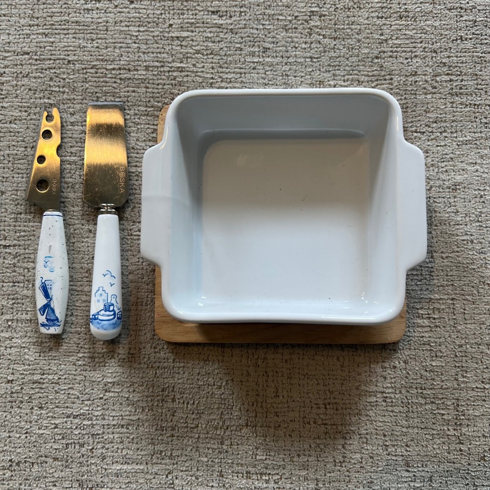 Boska Holland Cheese Baker Set Ceramic Dish Wood Base 2 Cheese Knives Windmill